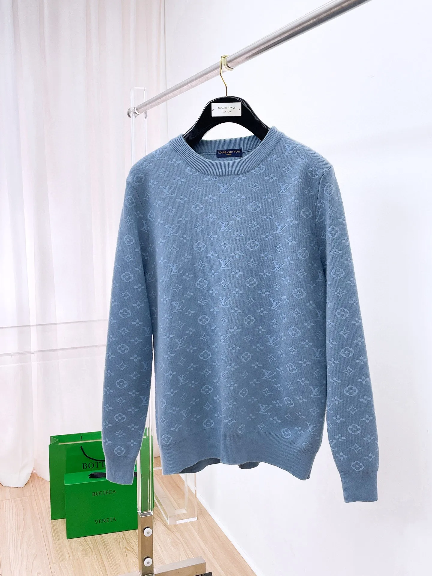 🅿️440 LV 2025ss new wool blended round neck long sleeve sweater cardigan bottoming shirt, high-end version! The custom-made fabrics at the counter are highly breathable and comfortable, with impeccable details and brand element design concepts, reflecting high quality. It feels delicate and soft! It presents a casual cut and the upper body shape is great! 🐉Code size: M-3XL